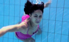 Zlata Oduvanchik swims in a pink top and undresses