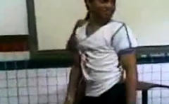 Novinha tirando a roupa na sala de aula