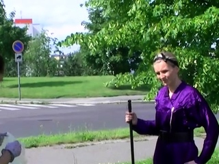 Gals plays sensually with water and her love muffins