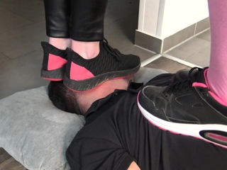 blondies sneaker face standing trample