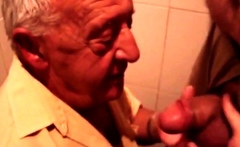 Coroa mamando no banheiro