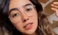 Ana Caetano cantora da dupla Anavitória pagou peitinho no