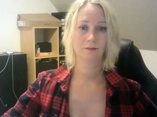 amateur blonde solo webcam