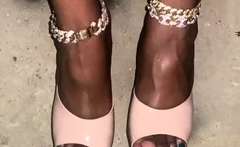 Amateur Foot Fetish Girlfriend Sucks and gives a Footjob