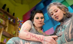 Alternative hotties fuck with TATTOOED Guy